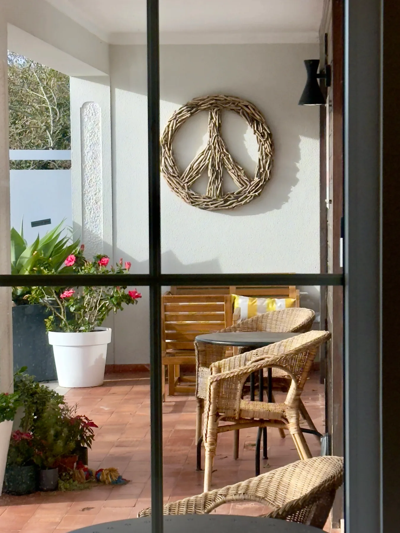 Vista de una habitación a través de una ventana
