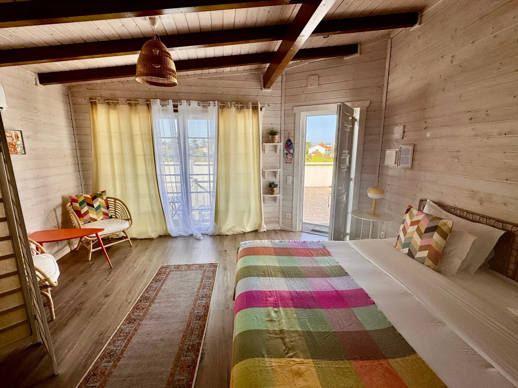 Dormitorio con una cama tamaño queen