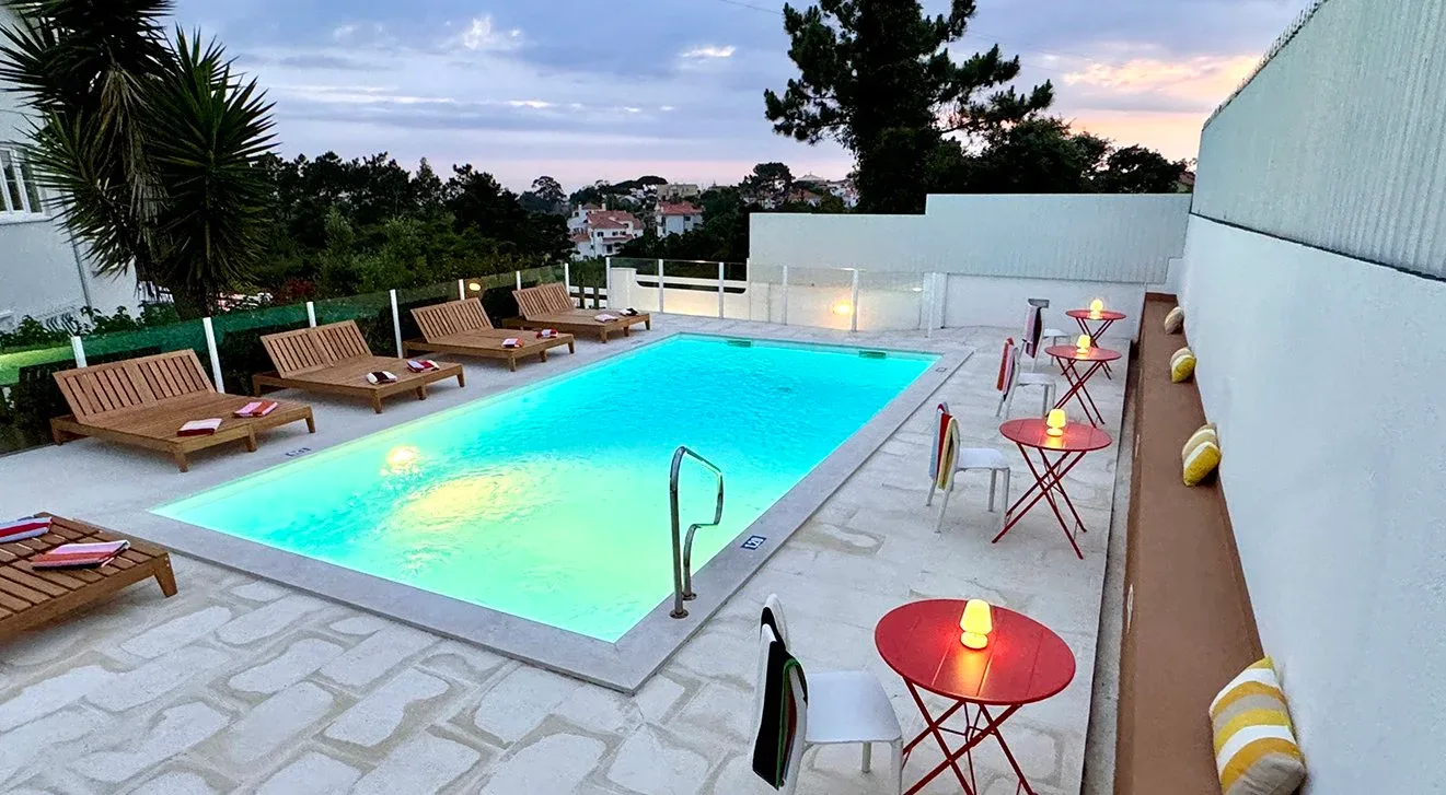 Piscina al aire libre con asientos alrededor