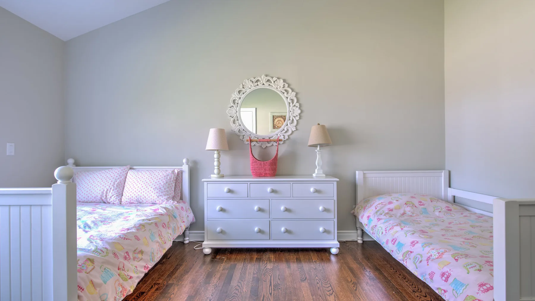 Un dormitorio con dos camas individuales y una cómoda entre ellas.