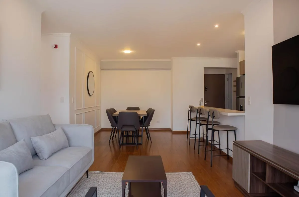 Inviting 2BR w/ Balcony in Miraflores