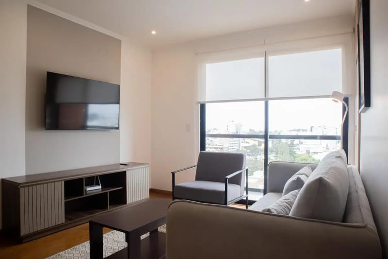Inviting 2BR w/ Balcony in Miraflores