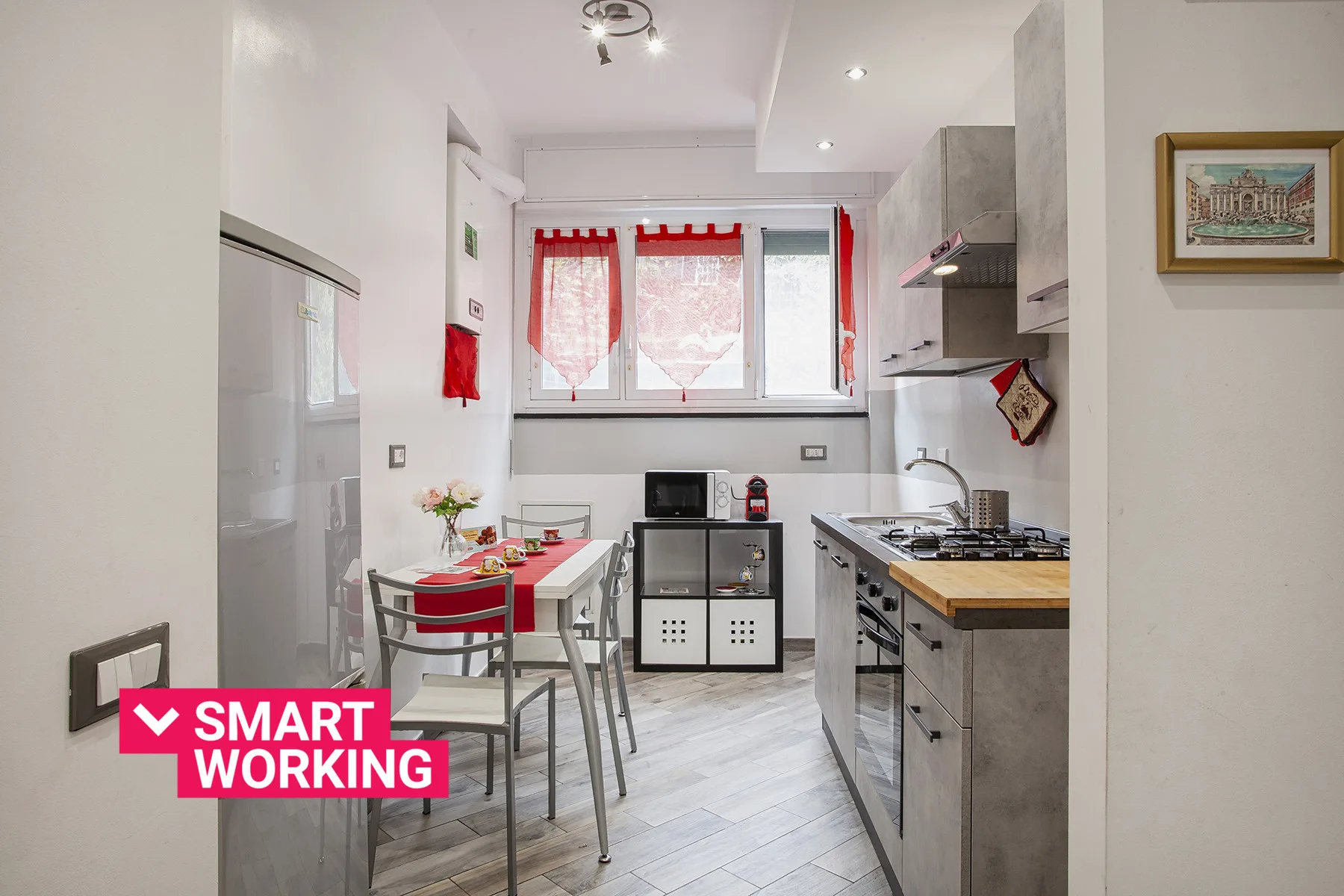 Una cocina compacta con una mesa de comedor junto a una ventana.
