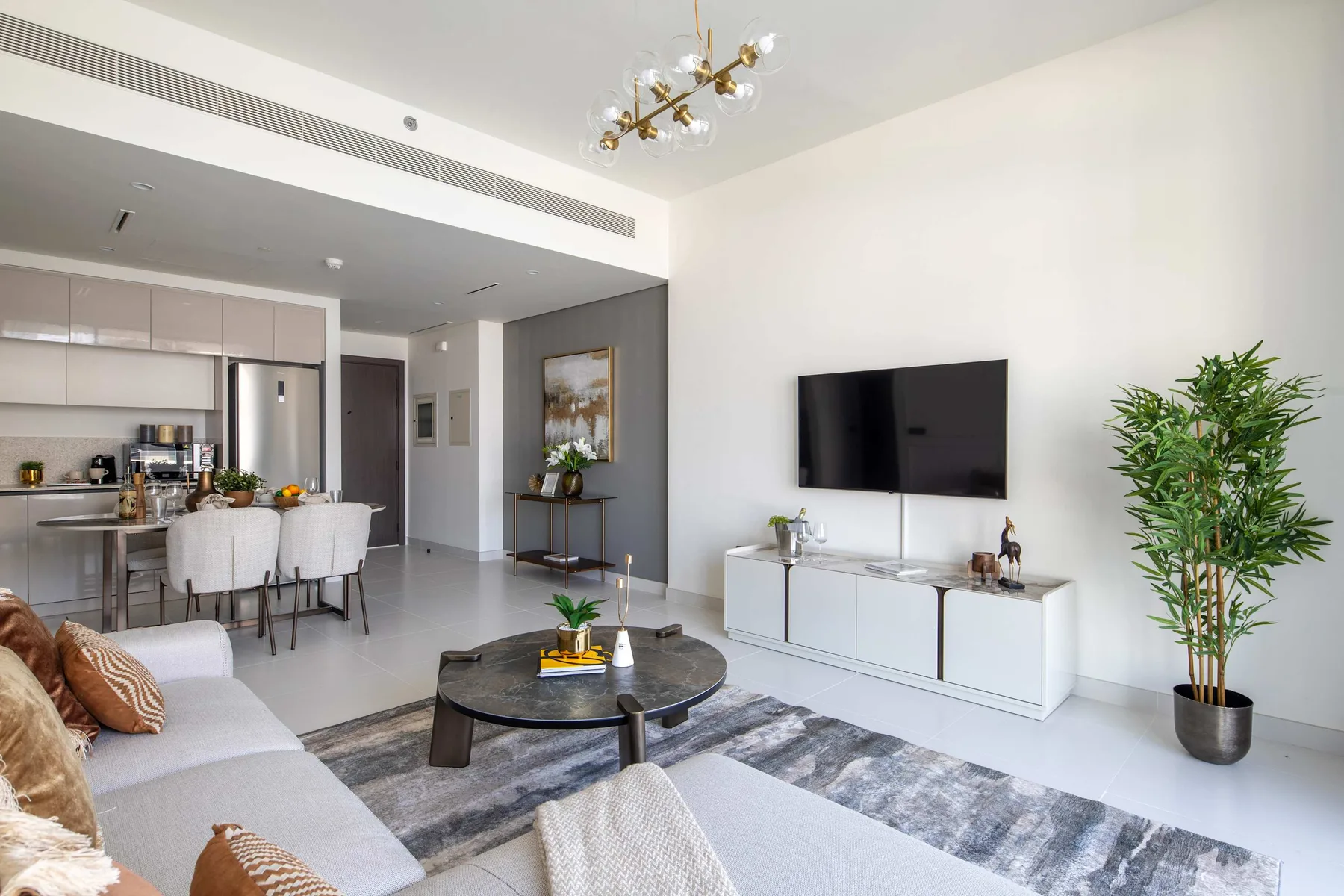 Una sala de estar luminosa y abierta con comedor y cocina.