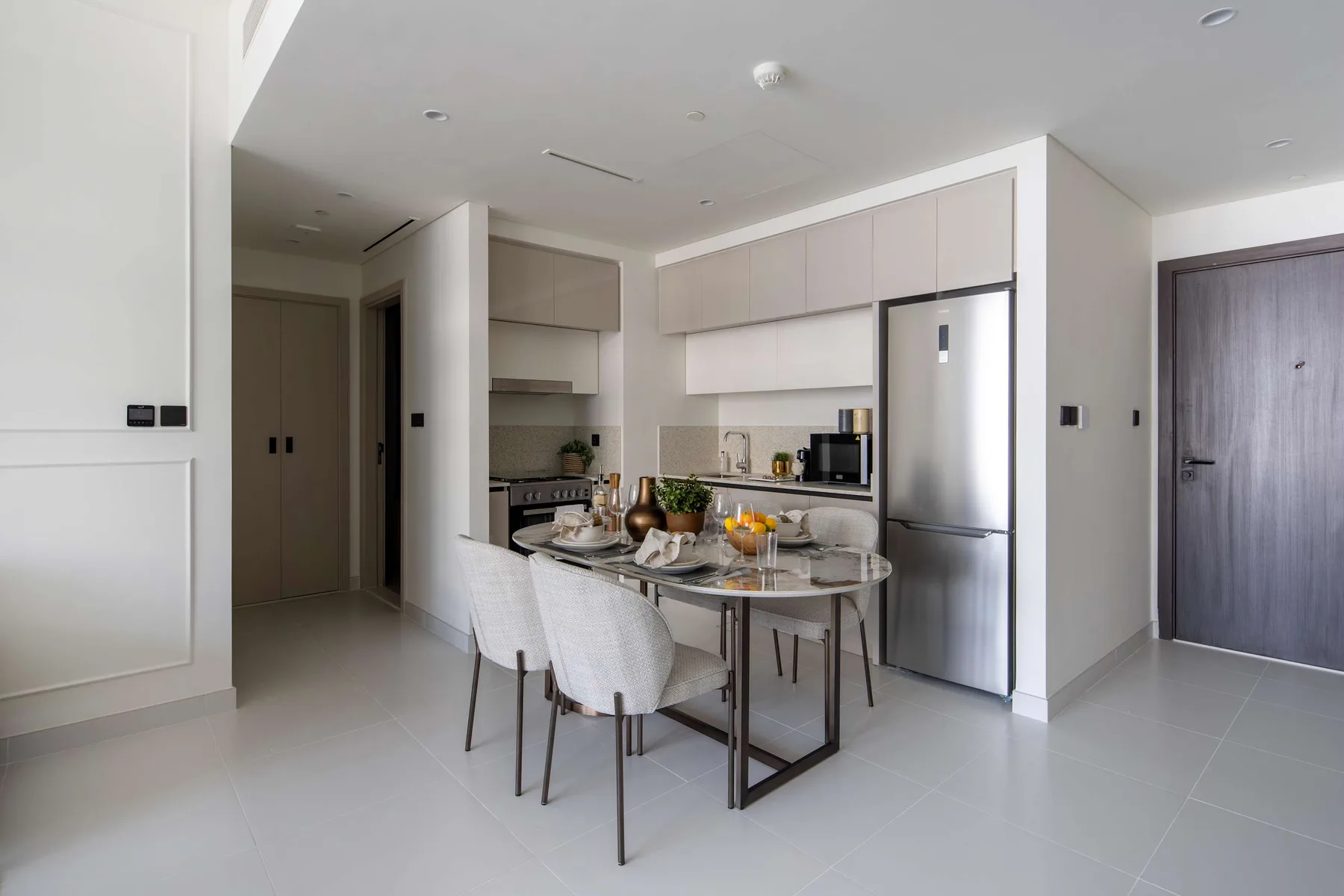 Una luminosa cocina y comedor con una mesa y armarios empotrados.