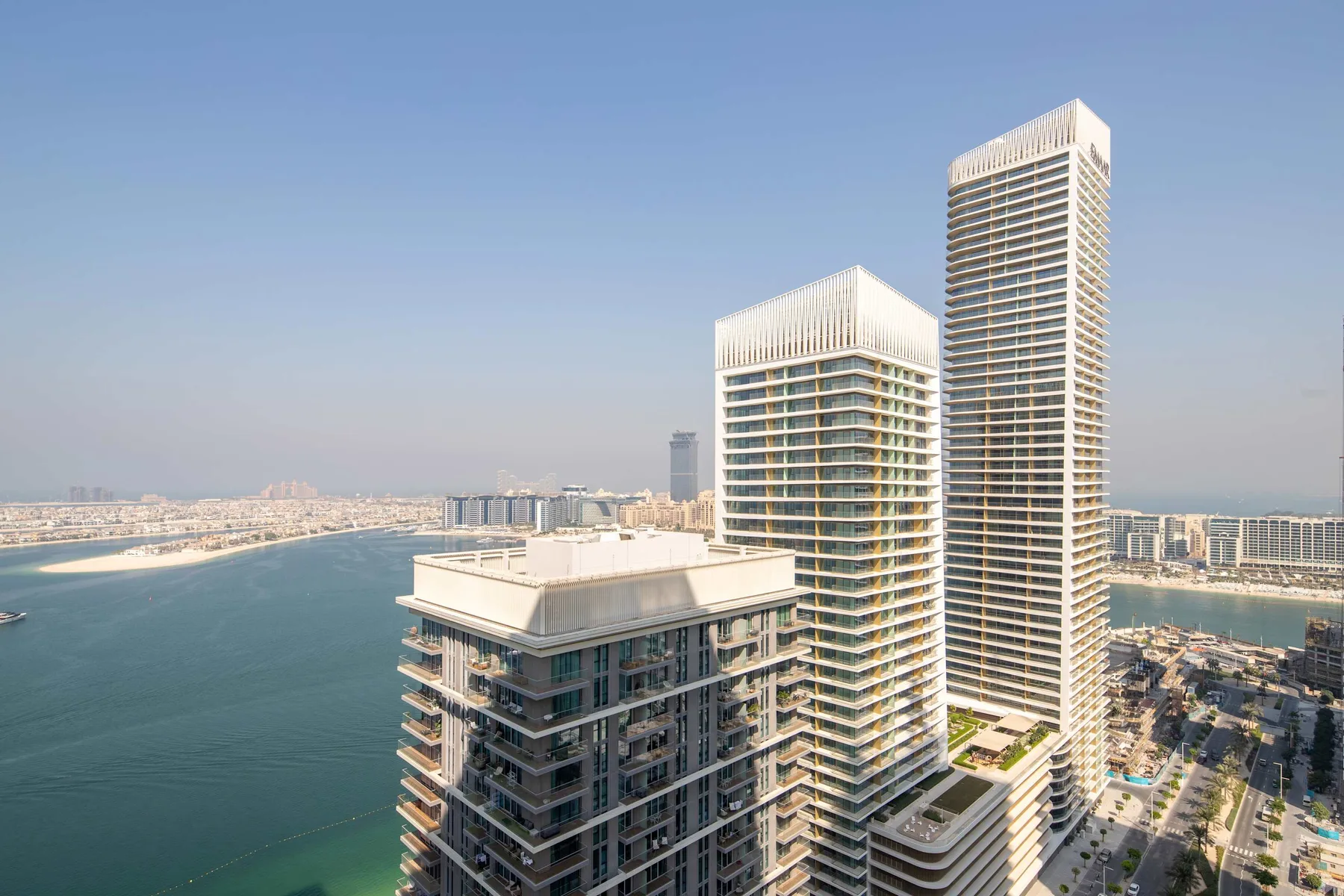 Un paisaje urbano junto al agua, con varios edificios altos modernos.
