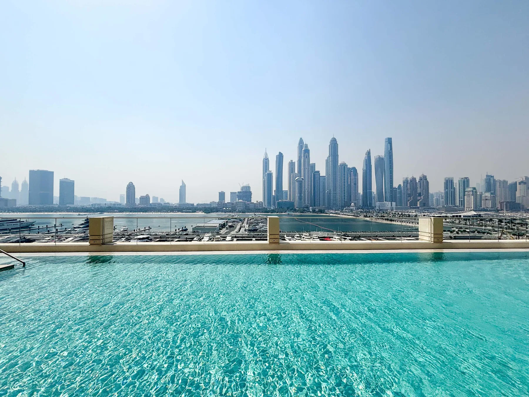 Una piscina en la azotea ofrece vistas del horizonte de la ciudad.