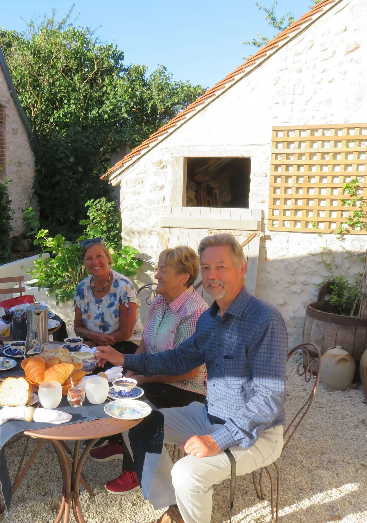 Desayuno en la terraza de la casa de huéspedes