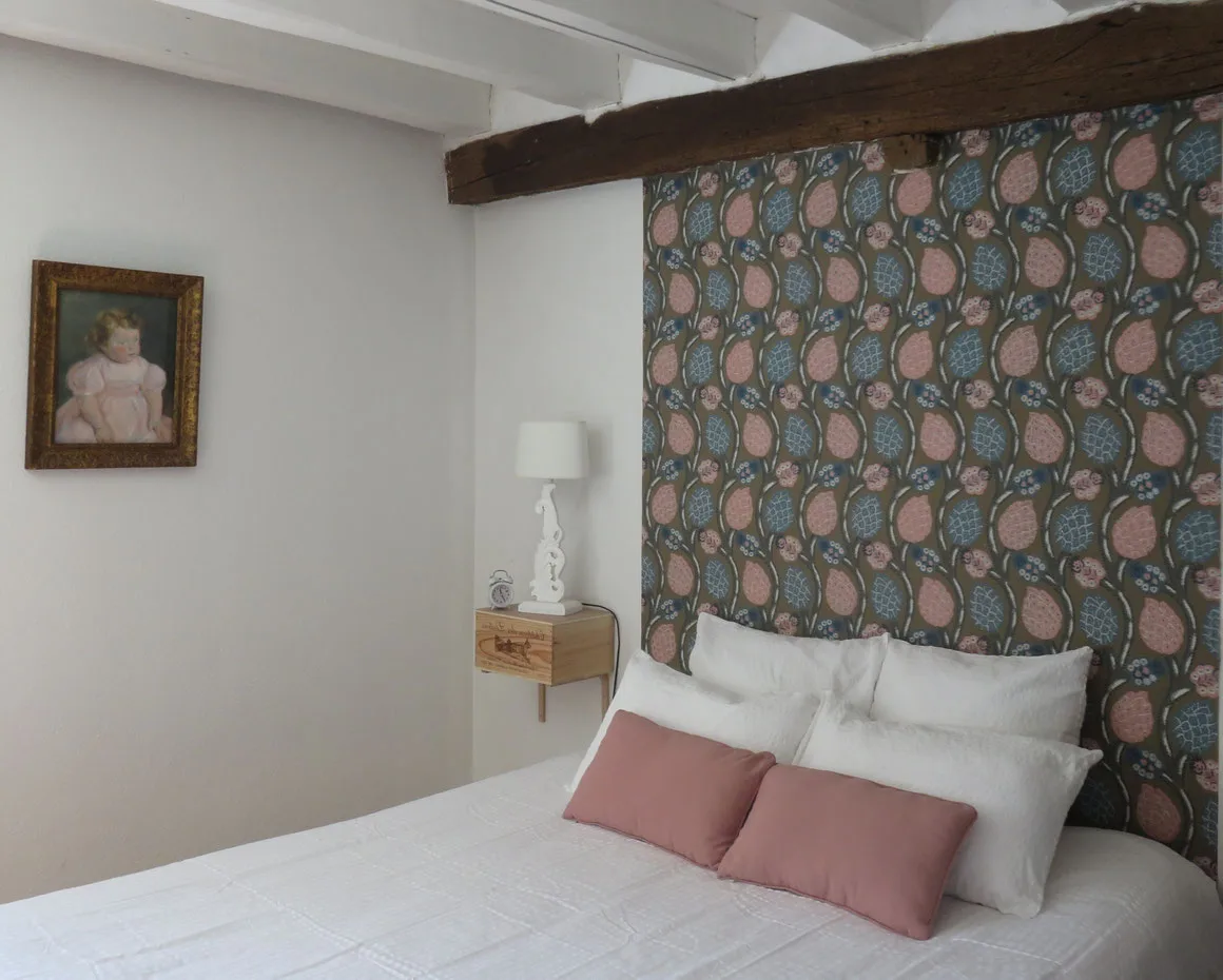 La Route des Vignobles guest room