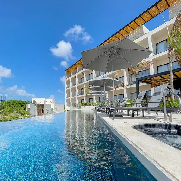 Piscina del hotel