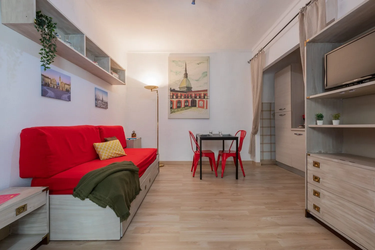 Una sala de estar con asientos rojos y una pequeña mesa de comedor.
