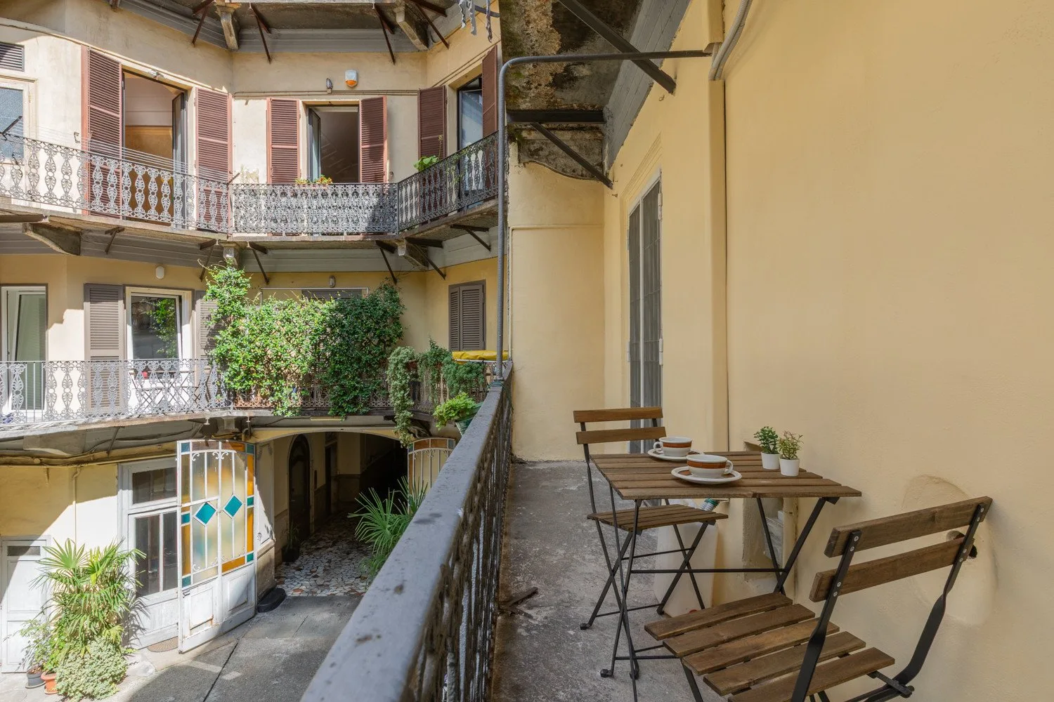 Una zona de estar al aire libre da a un patio interior.