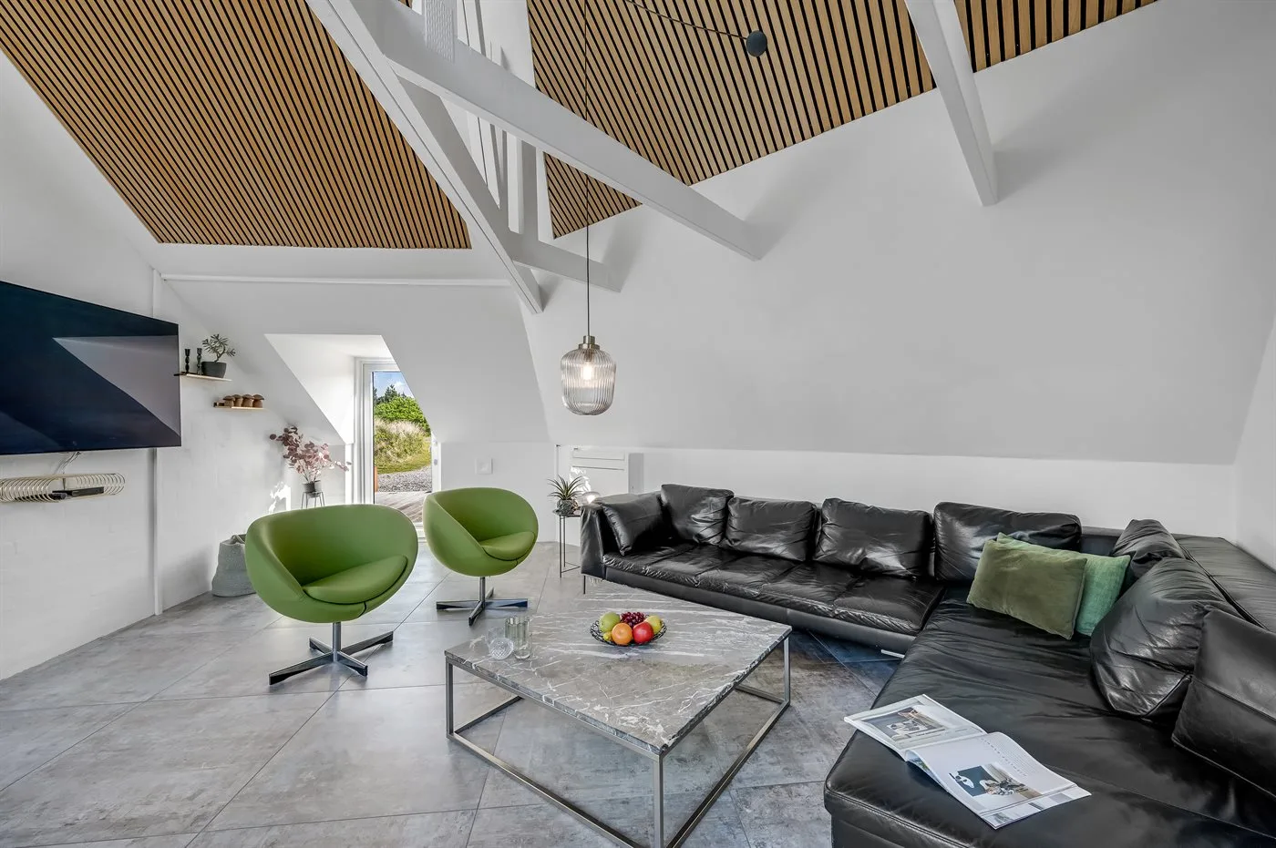Sala de estar con asientos y una mesa de centro.