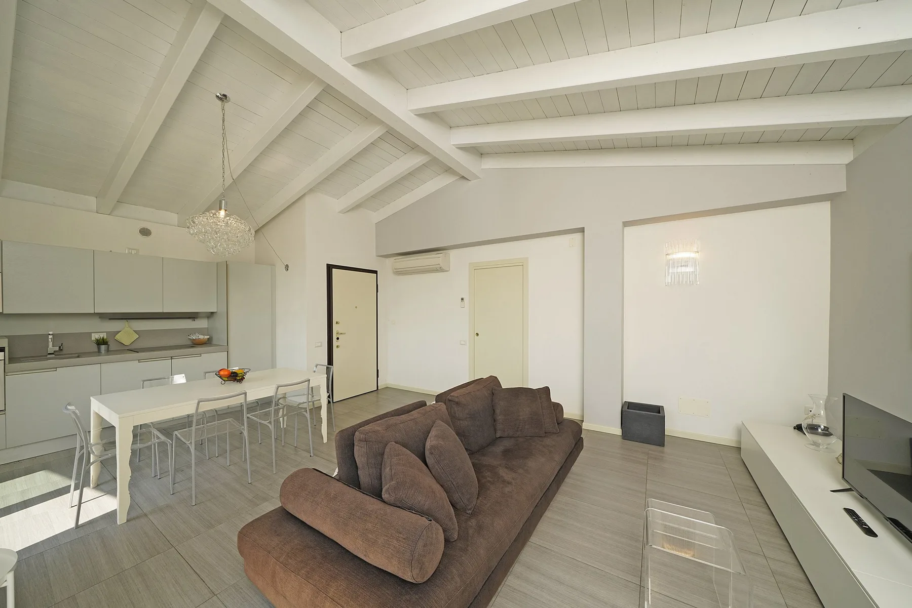 Una luminosa sala-comedor de planta abierta con asientos junto a una mesa de comedor.