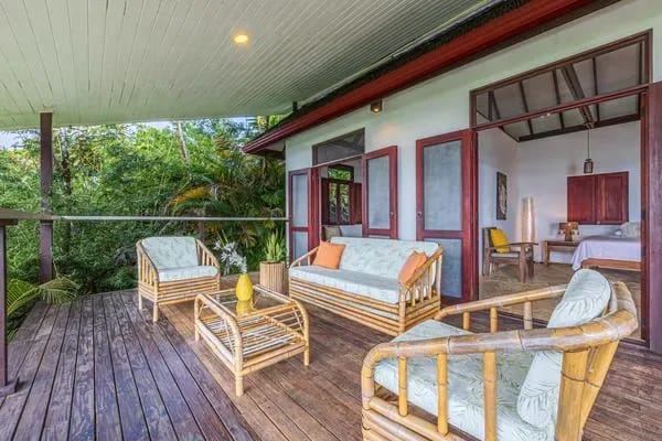 Elegante villa tipo estudio en la naturaleza con terraza con vista al mar