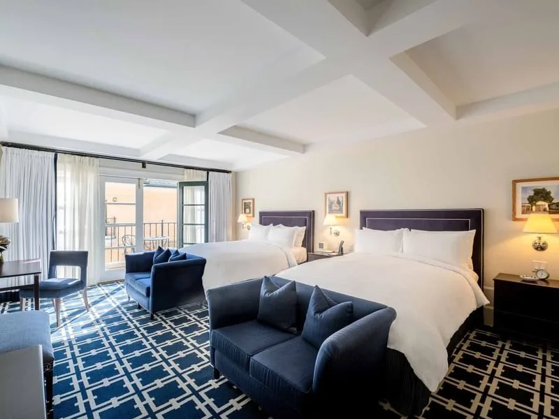 Habitación Deluxe con dos camas queen, zona de estar y espacio de trabajo
