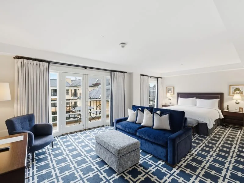 Suite Grand Executive con cama king en el patio