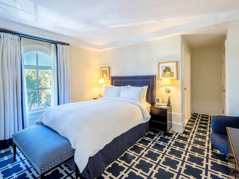 Habitación del hotel con cama y ventana