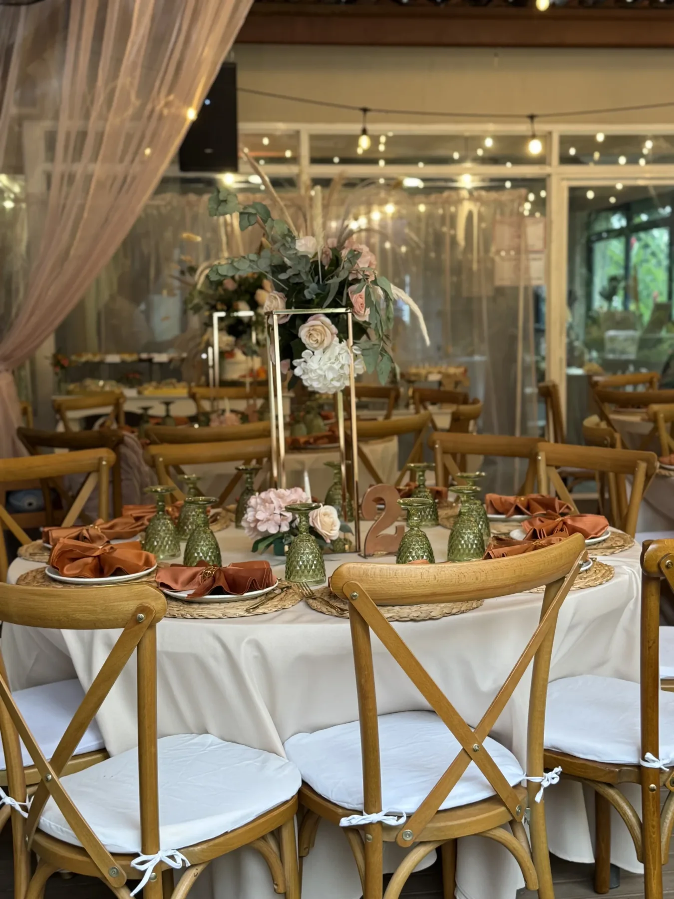 Mesa decorada en un salón de eventos