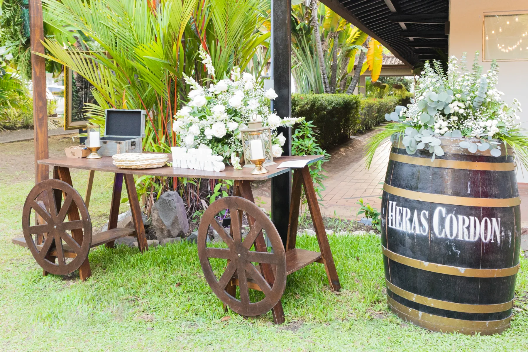 Mesa de banquete preparada con flores en un entorno tropical al aire libre