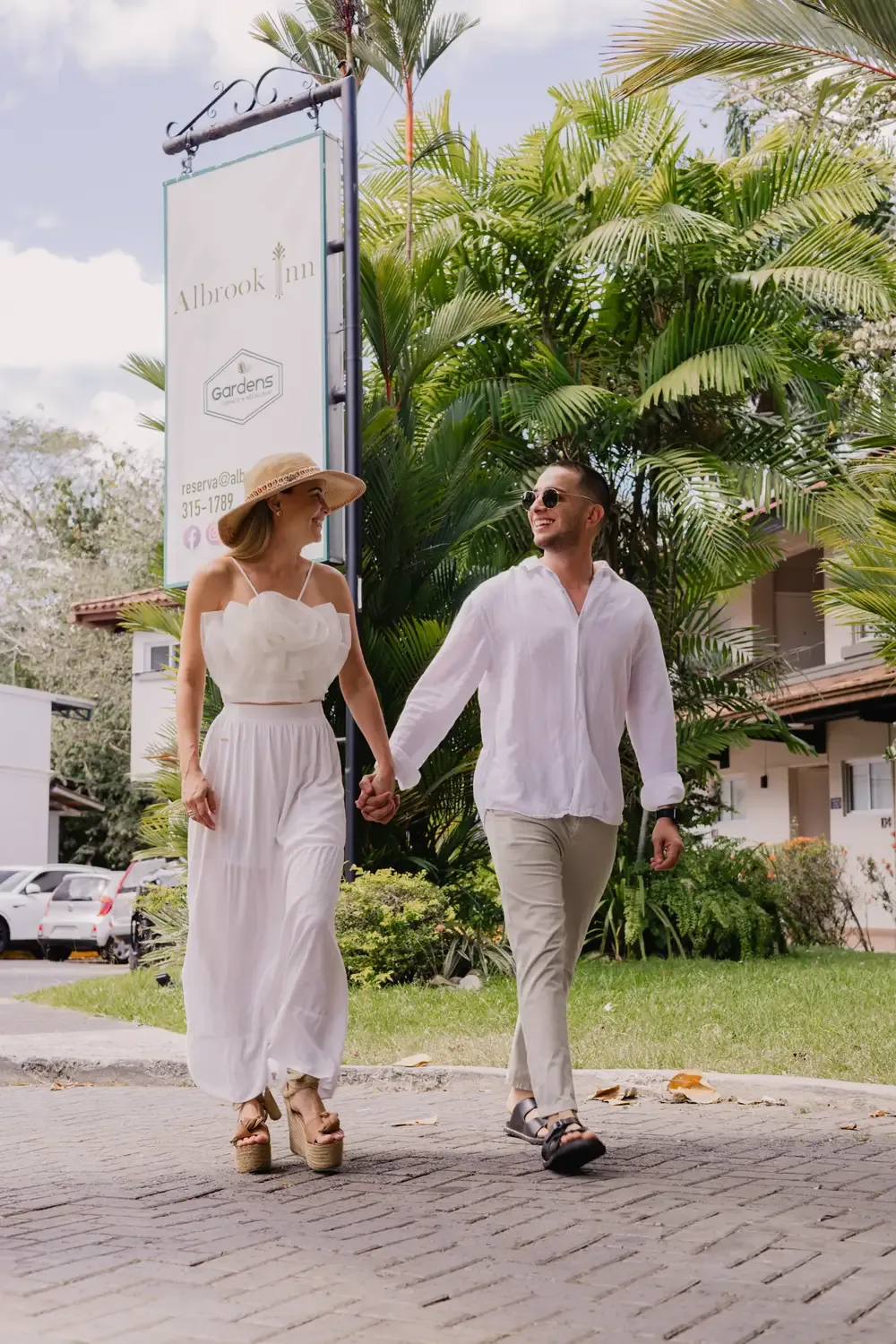 Una pareja paseando por los jardines del hotel