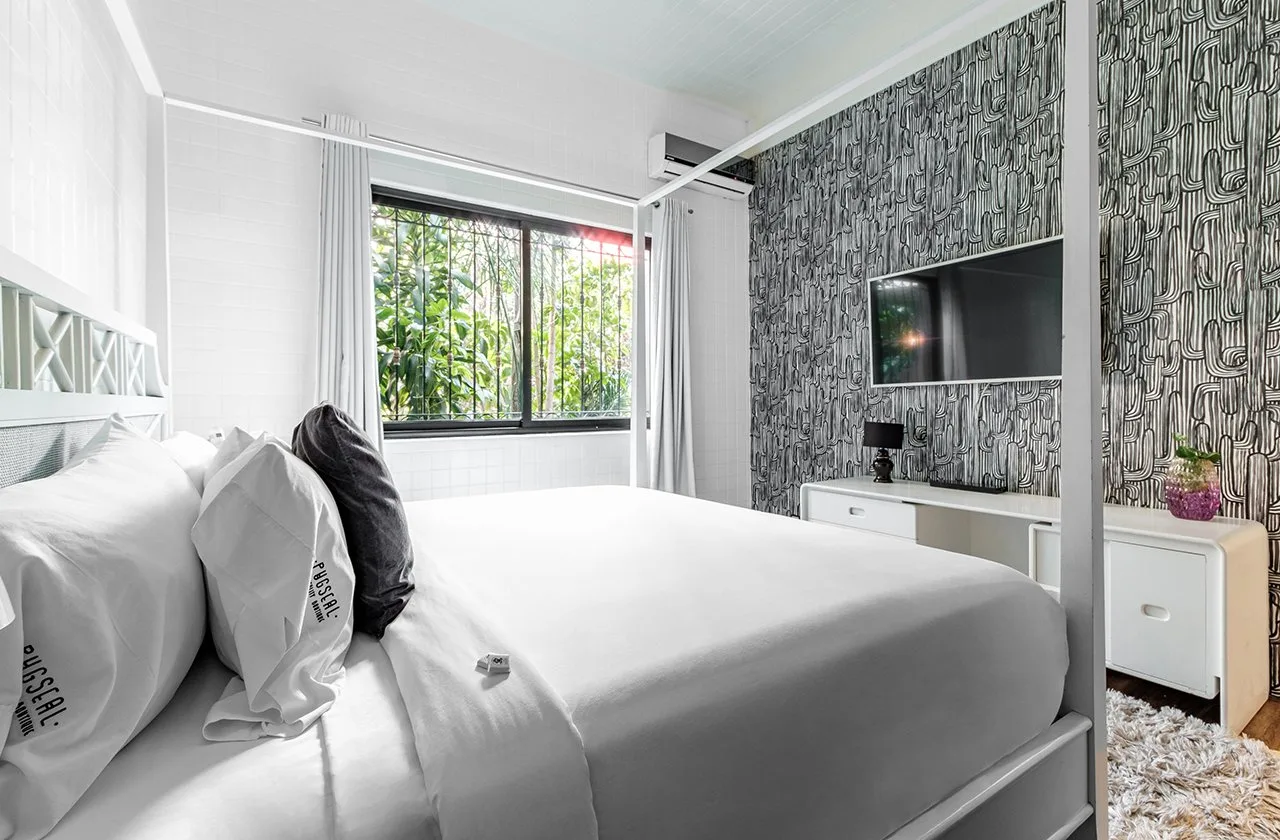 Televisión de la habitación Junior Suite en Pug Seal Anatole France, Polanco