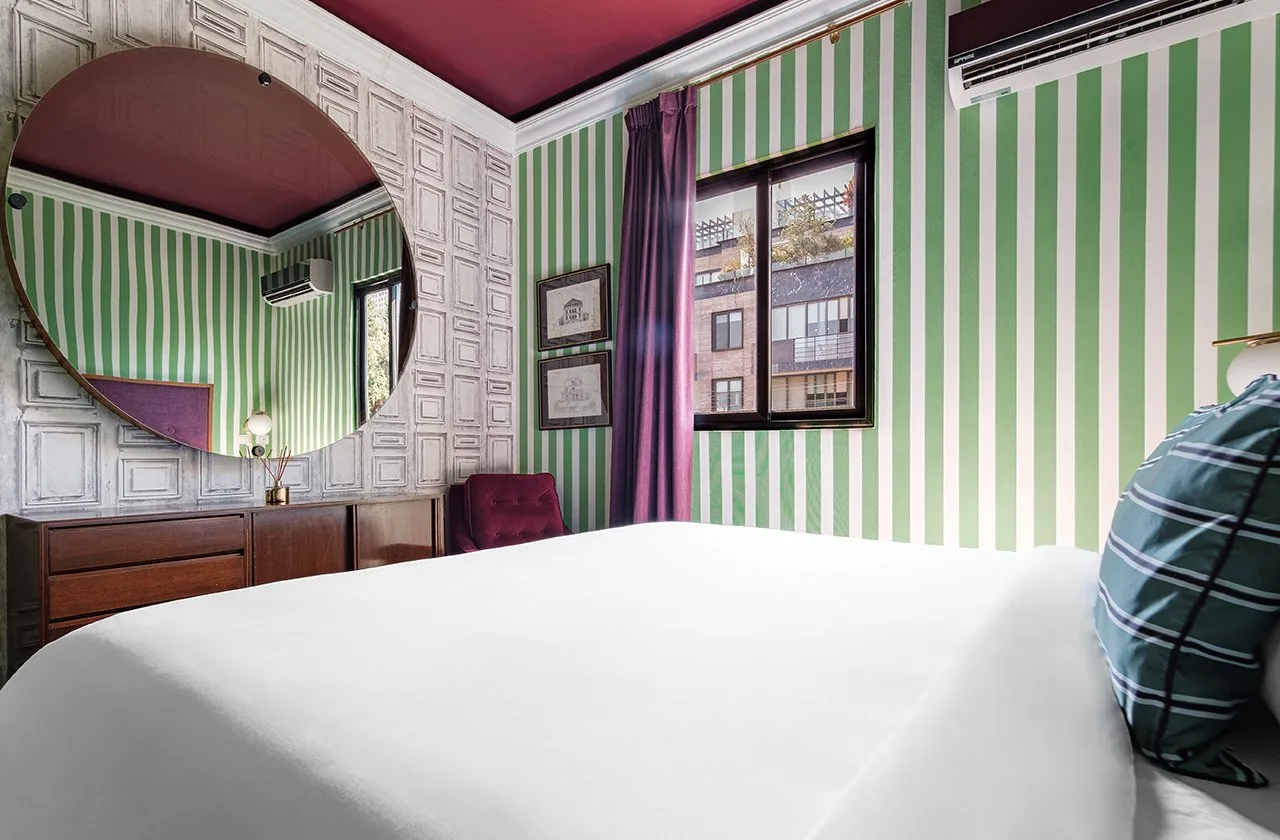 Televisión de la habitación Junior Suite en Pug Seal Anatole France, Polanco