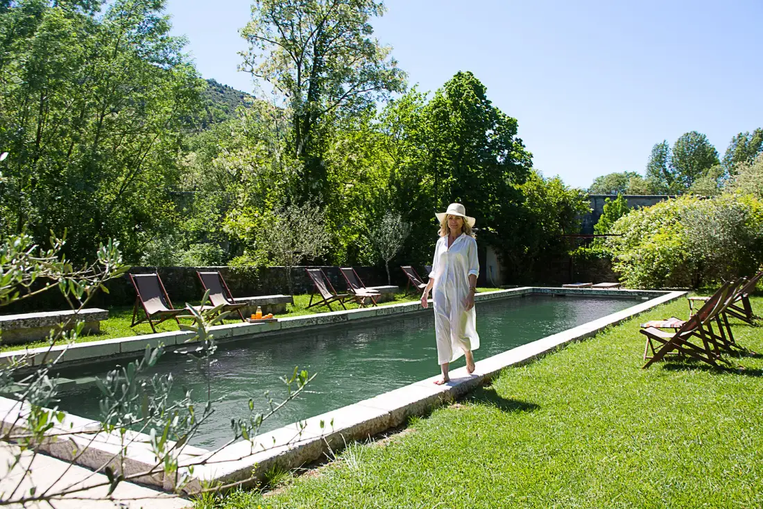 Piscina y tumbonas