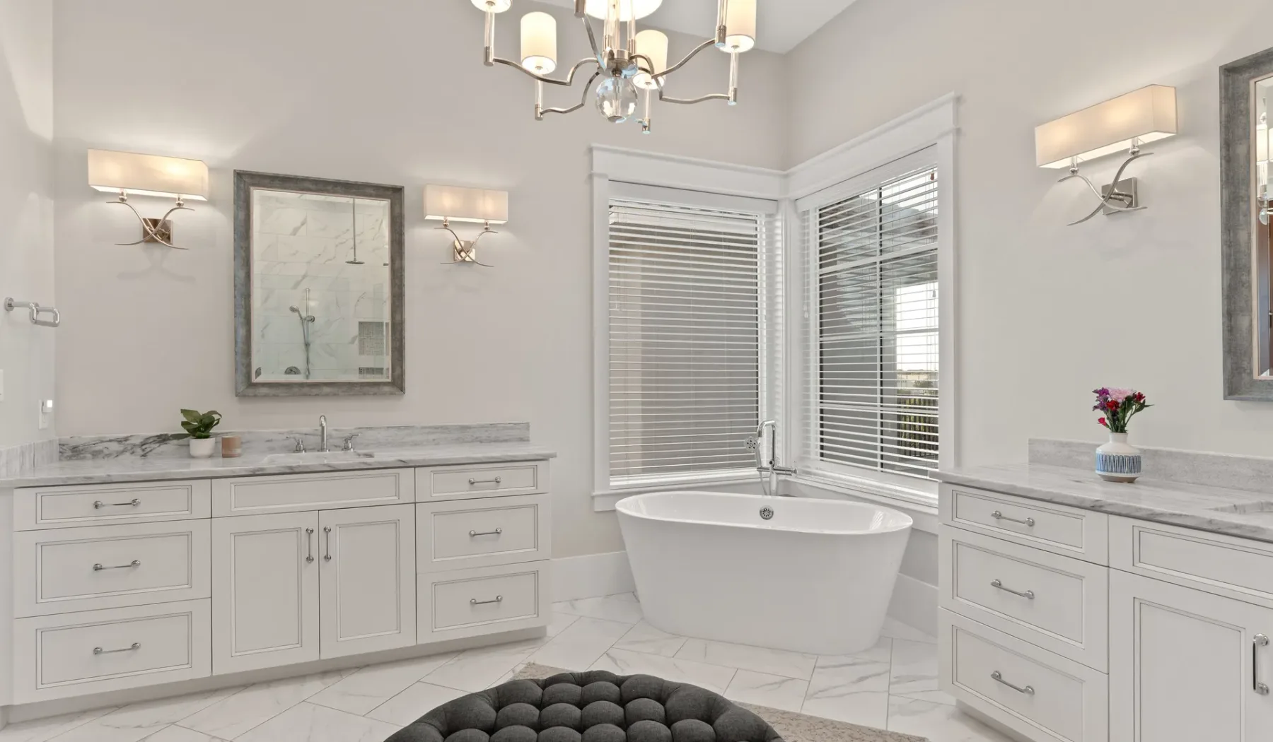 Un baño luminoso con una bañera exenta y muebles de lavabo integrados.