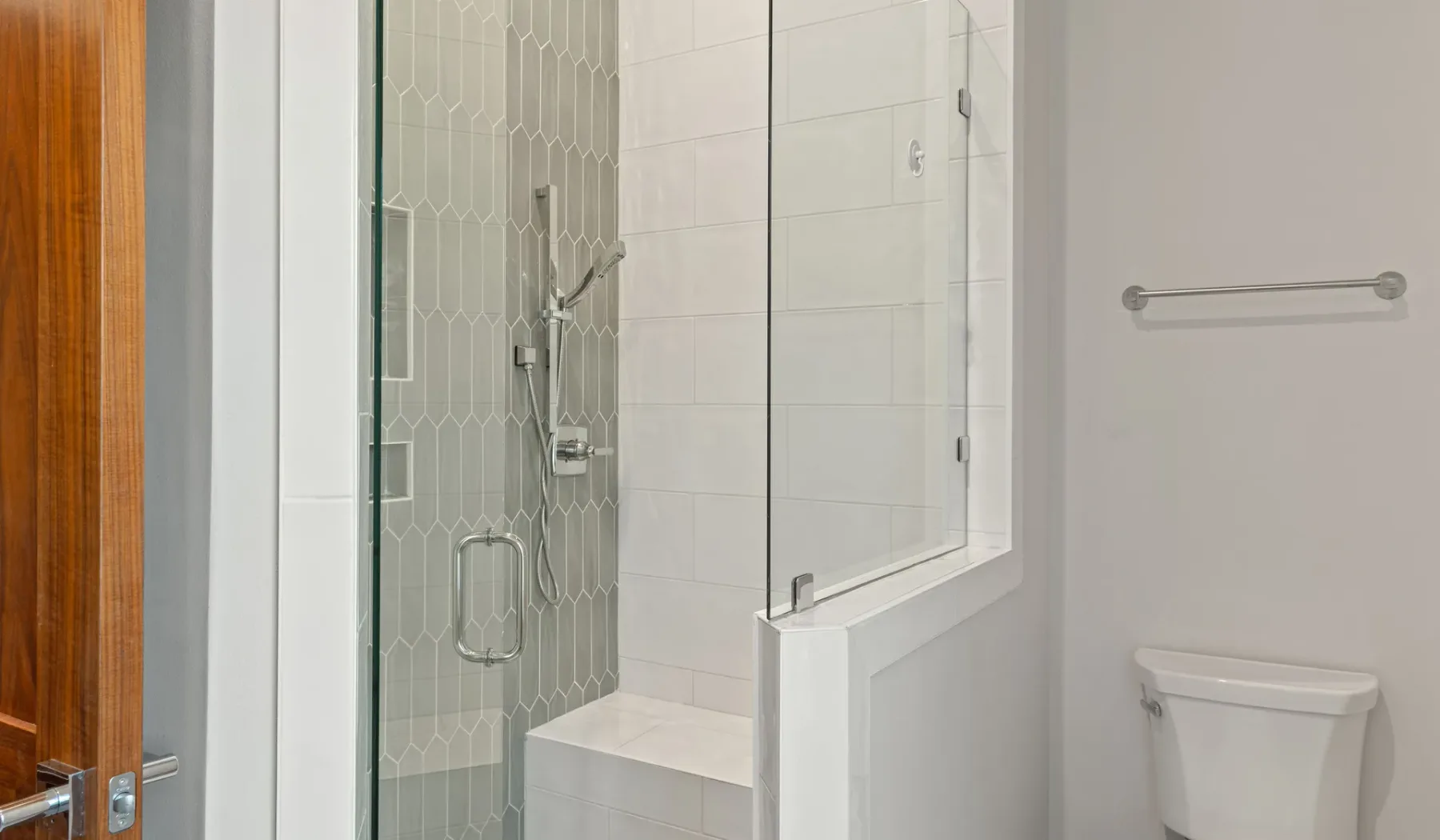 Un baño con una ducha de vidrio y un inodoro.