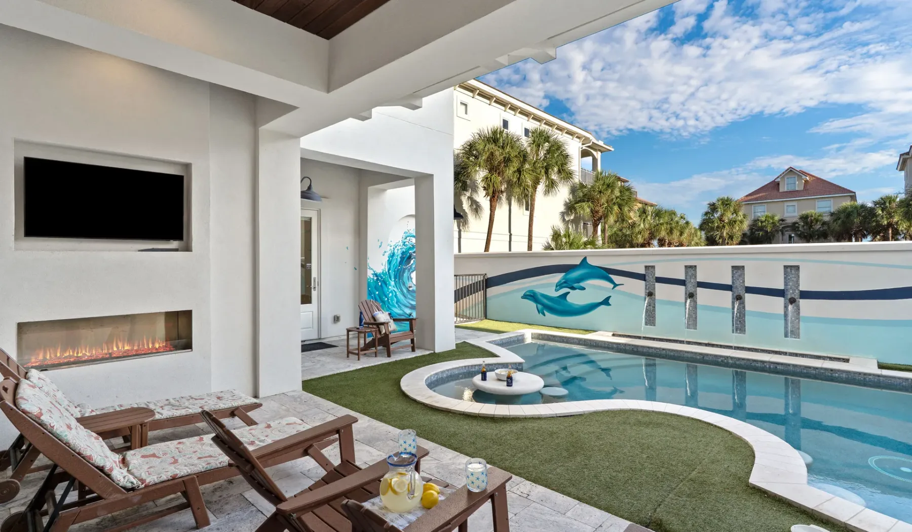 Un patio cubierto junto a la piscina tiene asientos de descanso y vistas a una piscina.