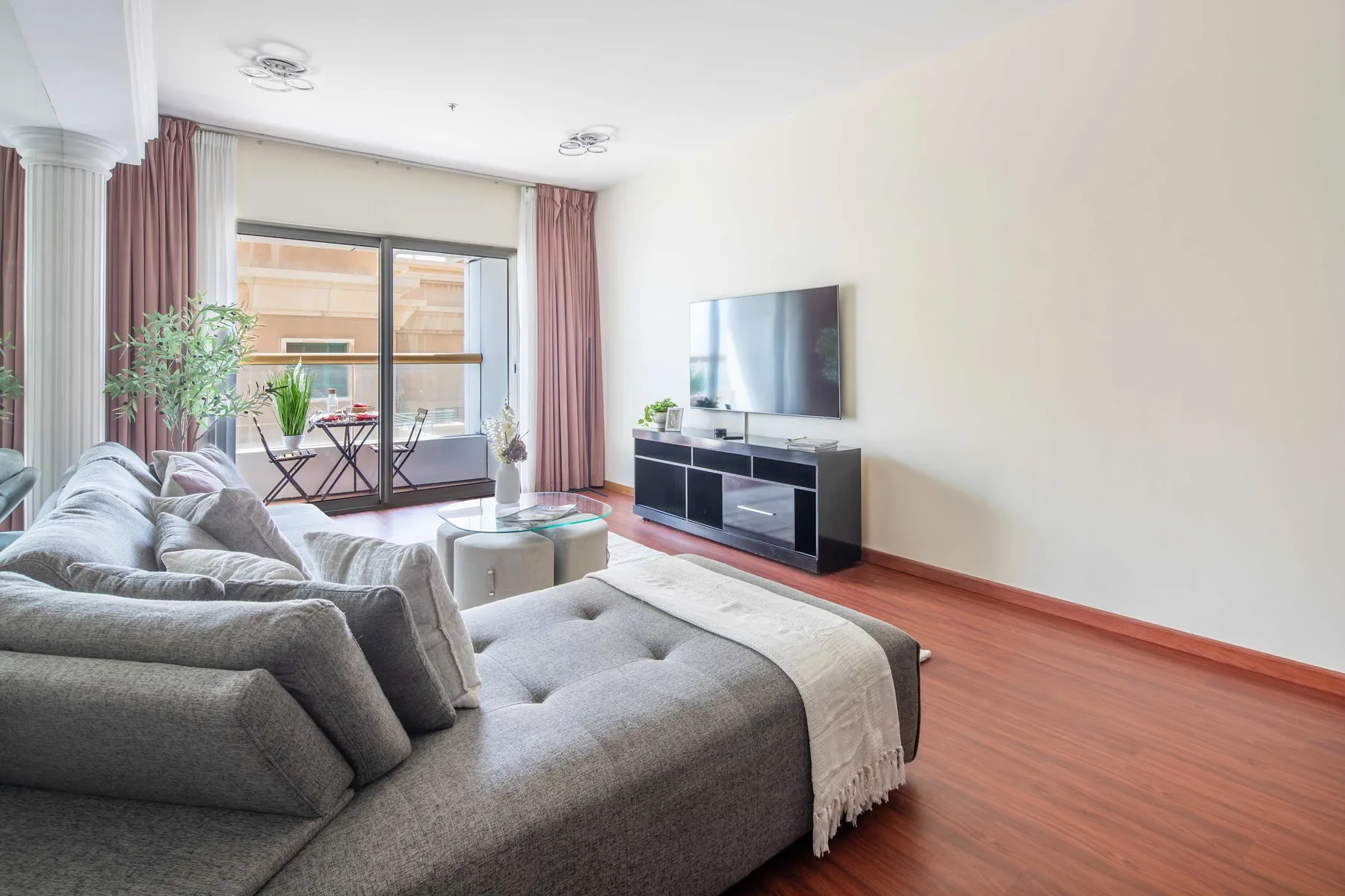 Sala de estar con asientos frente a un televisor.
