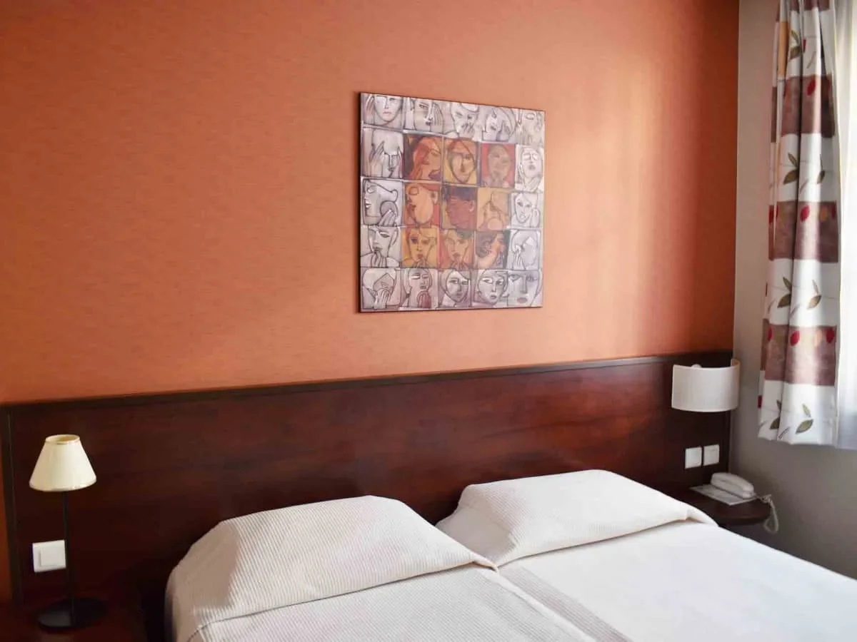 Standard room with twin beds