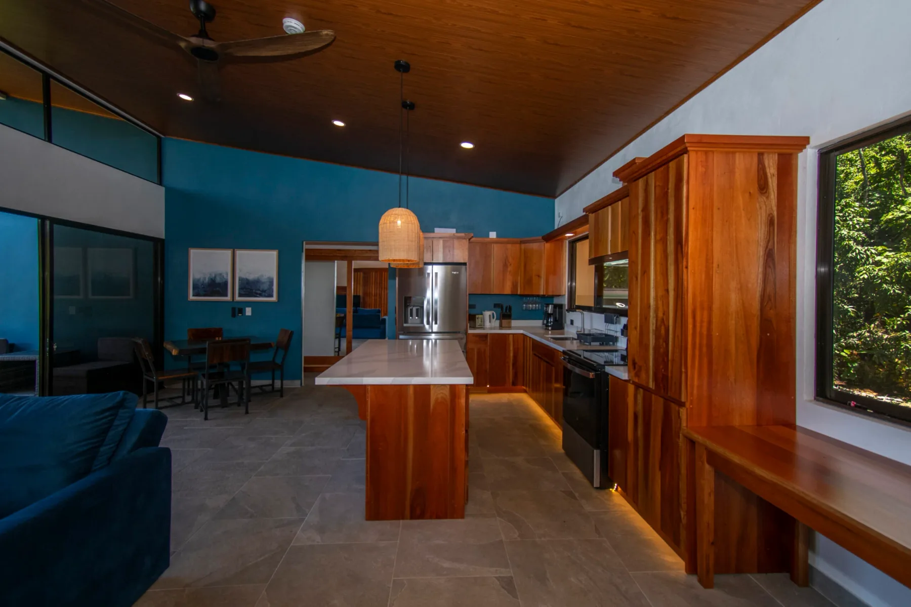Una cocina abierta con una isla central y un comedor.