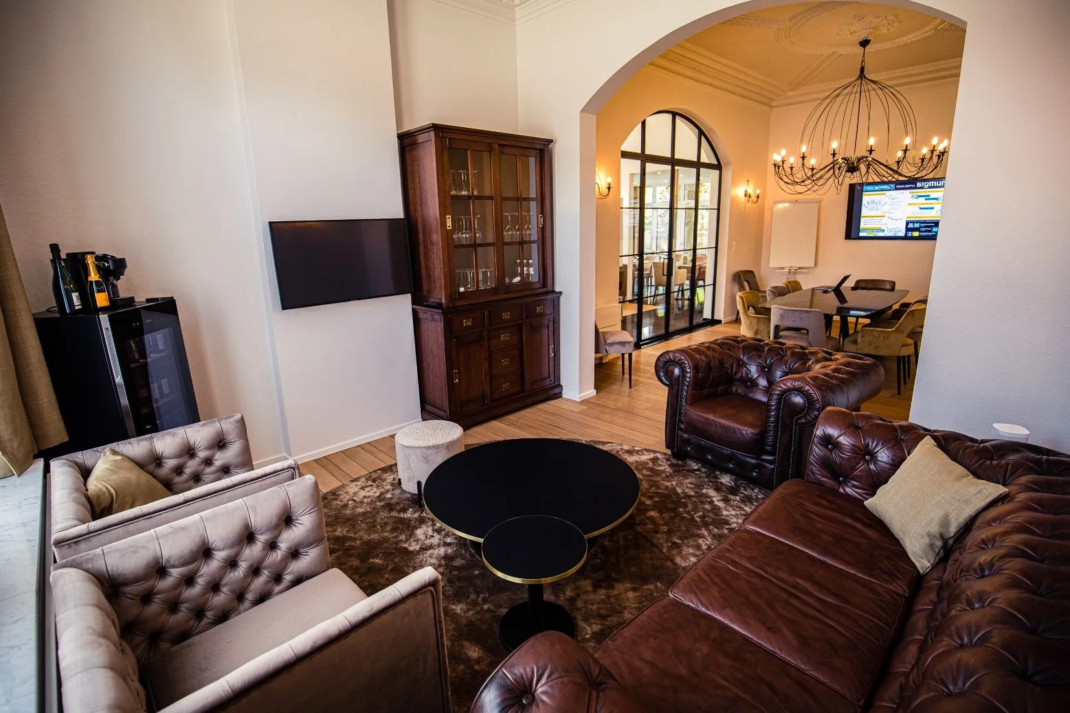 Bar and meeting area