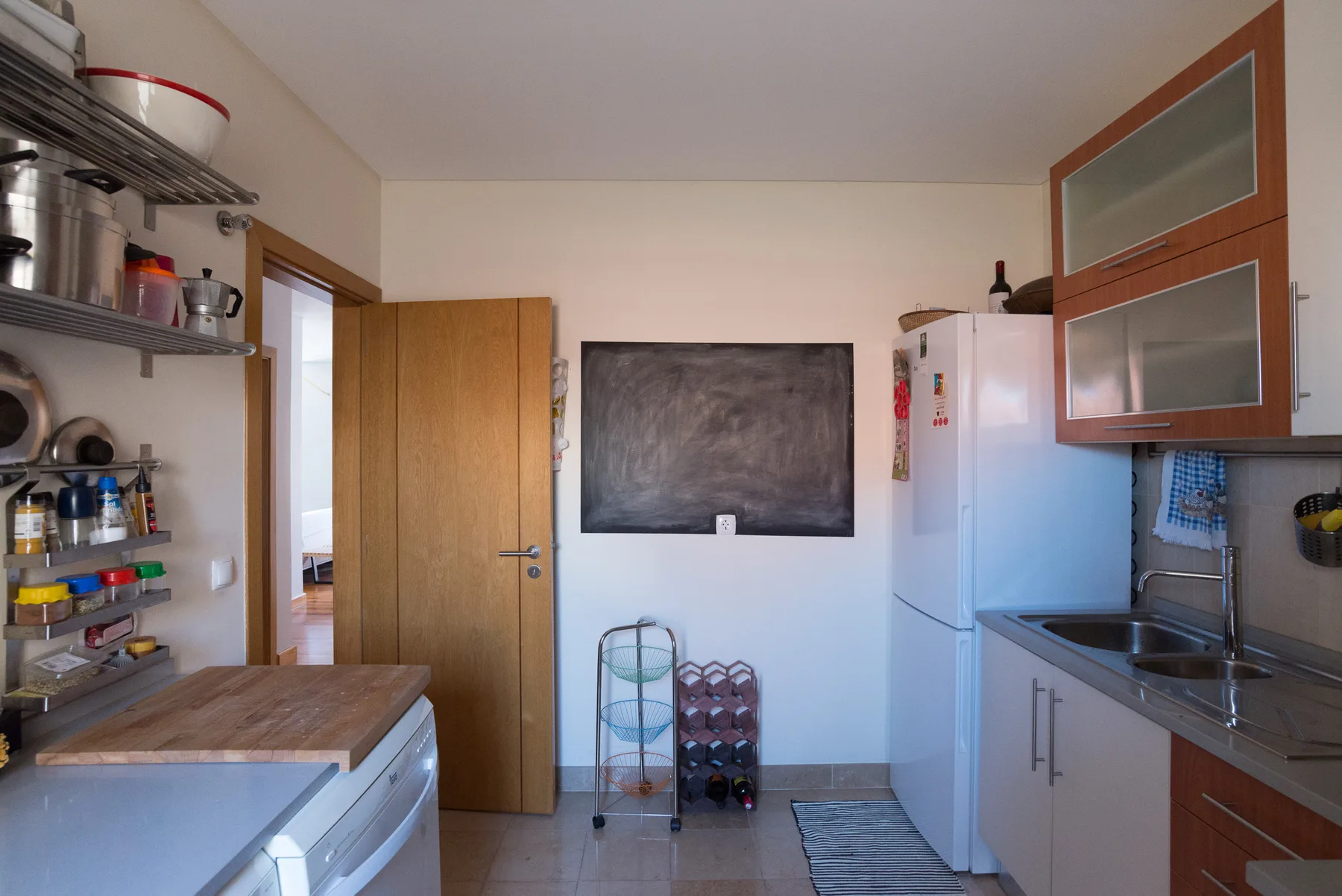 Una cocina con encimeras, armarios de almacenamiento y un refrigerador.