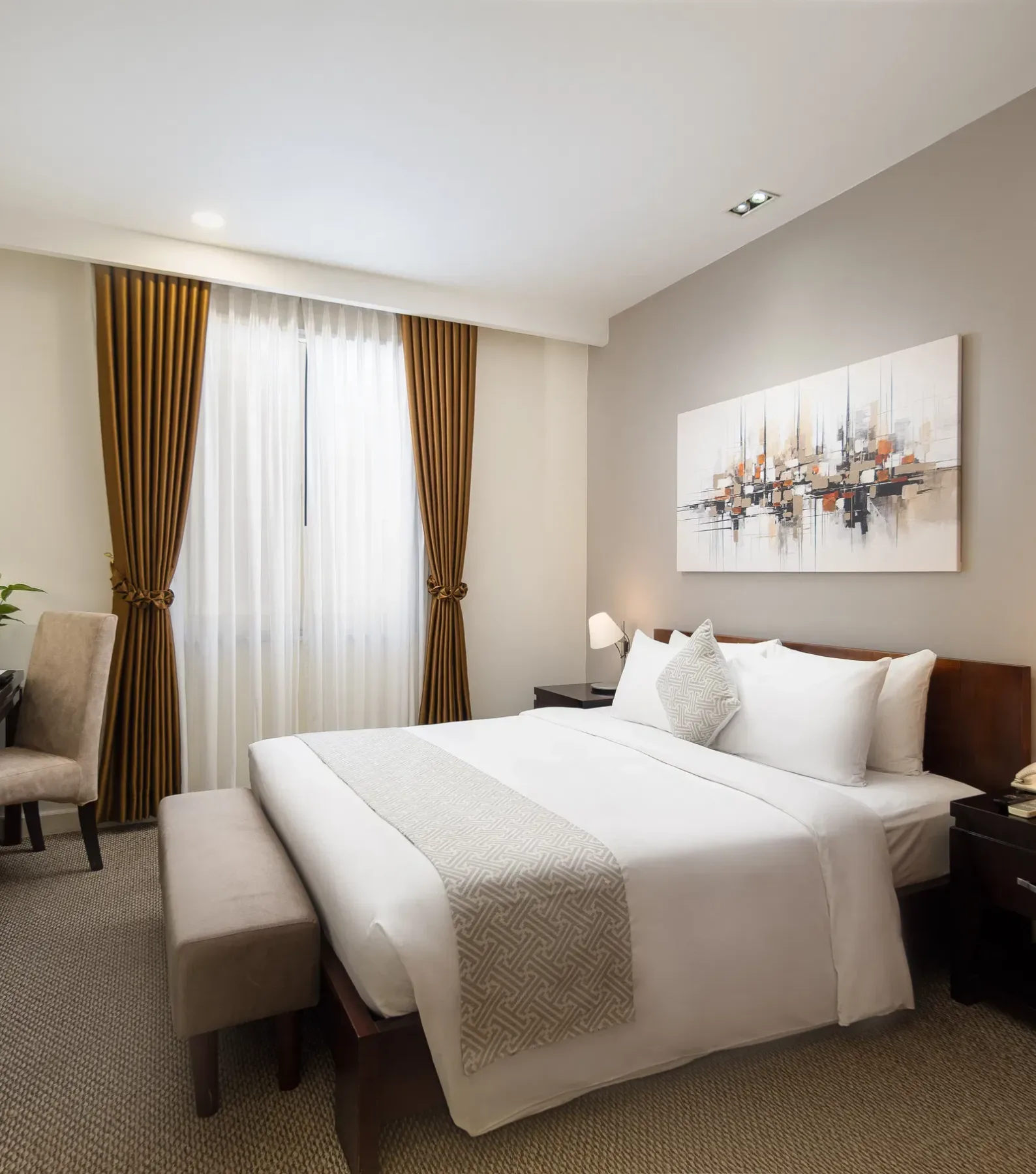 Estudio con cama queen y zona de trabajo.