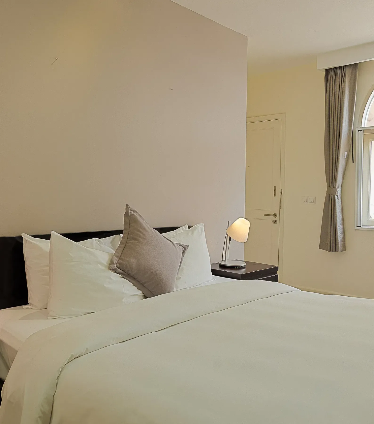 Dormitorio de una suite de cuatro dormitorios con cama y mesas de noche.