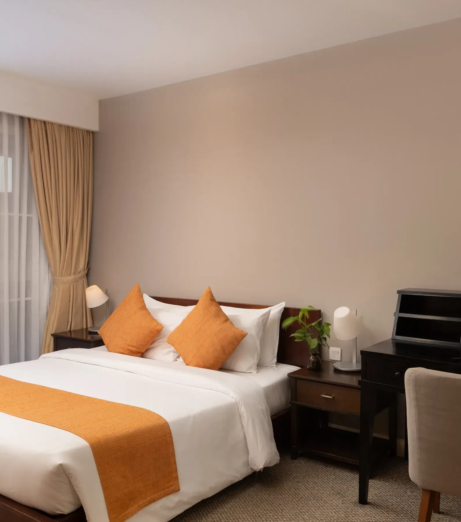Dormitorio del ático con cama king y zona de trabajo.