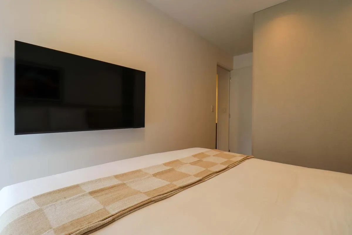 Light-Filled 2BR w/ Balcony in Miraflores