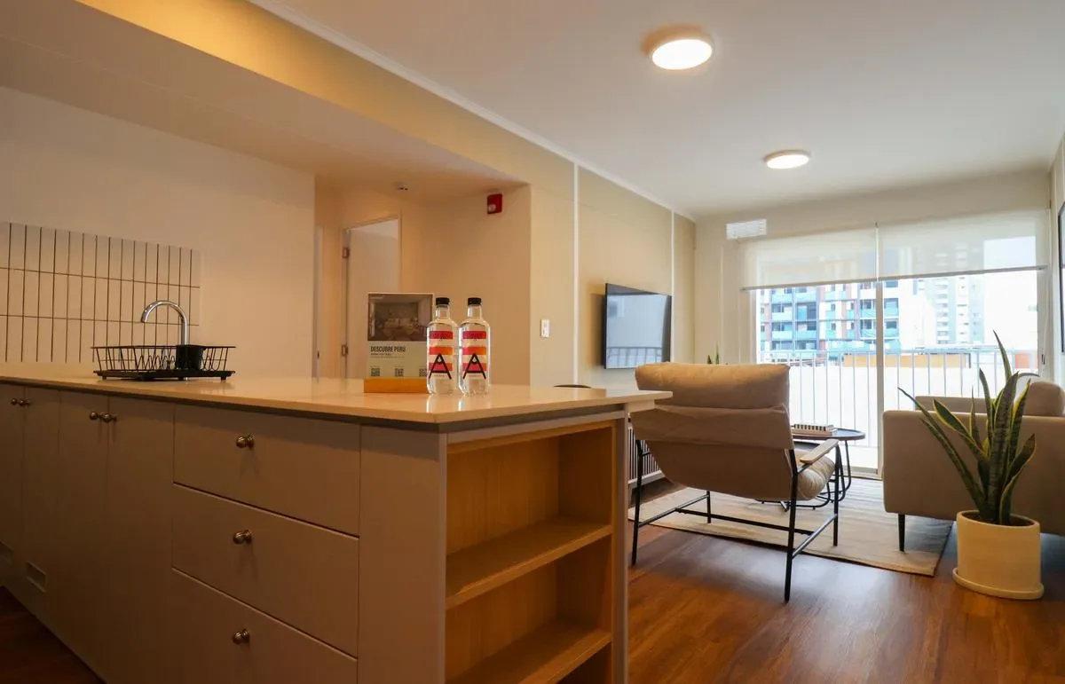 Light-Filled 2BR w/ Balcony in Miraflores