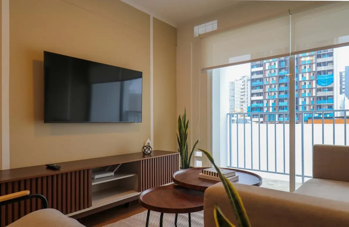 Light-Filled 2BR w/ Balcony in Miraflores
