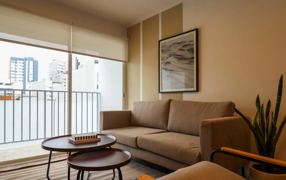 Light-Filled 2BR w/ Balcony in Miraflores