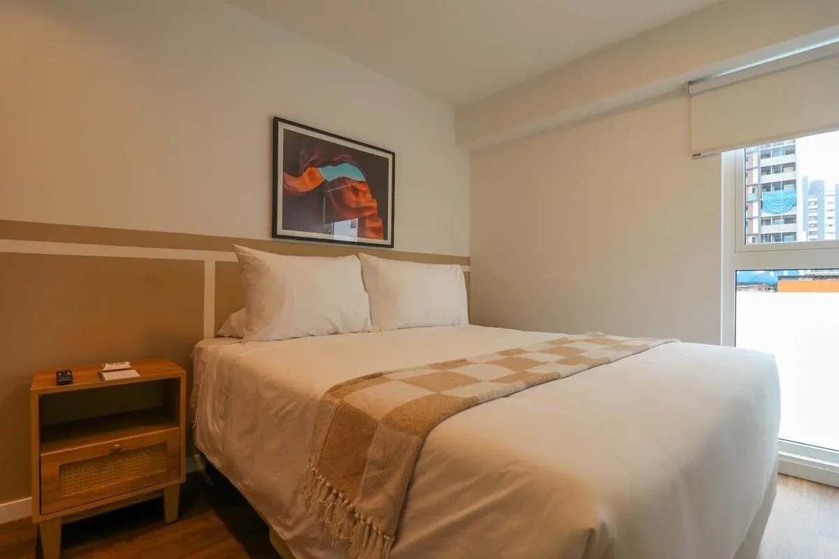 Light-Filled 2BR w/ Balcony in Miraflores