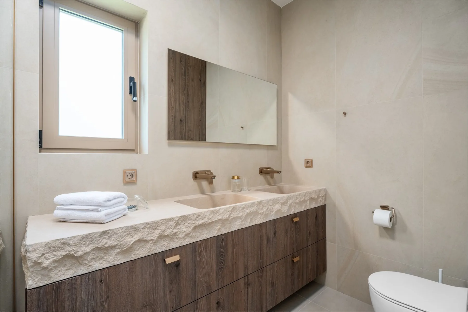 Un baño privado con bañera, ducha, lavabo e inodoro