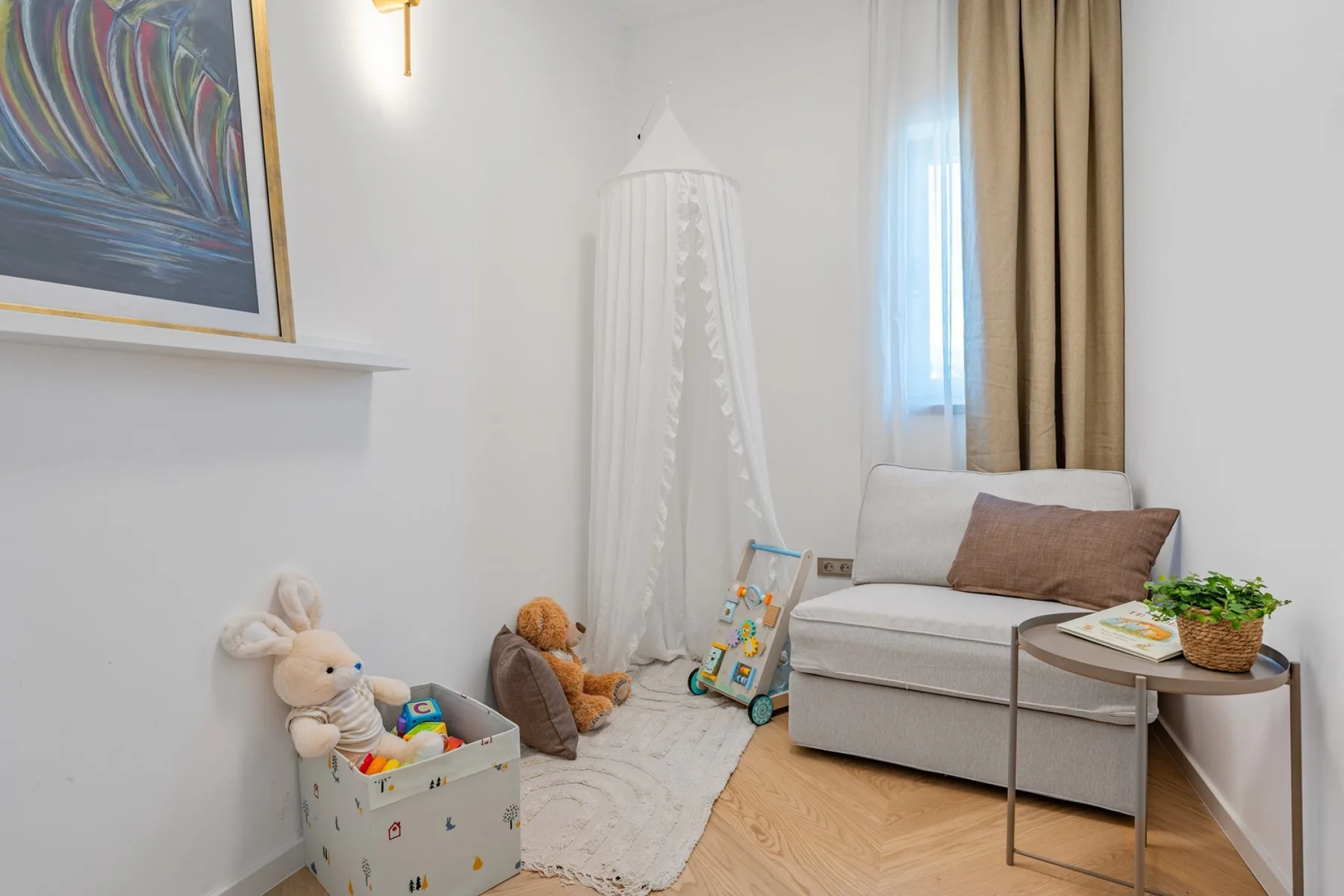 El pequeño dormitorio n.º 4 (6 m²) cuenta con una zona de juegos para su hijo más pequeño y un sofá cama para una persona