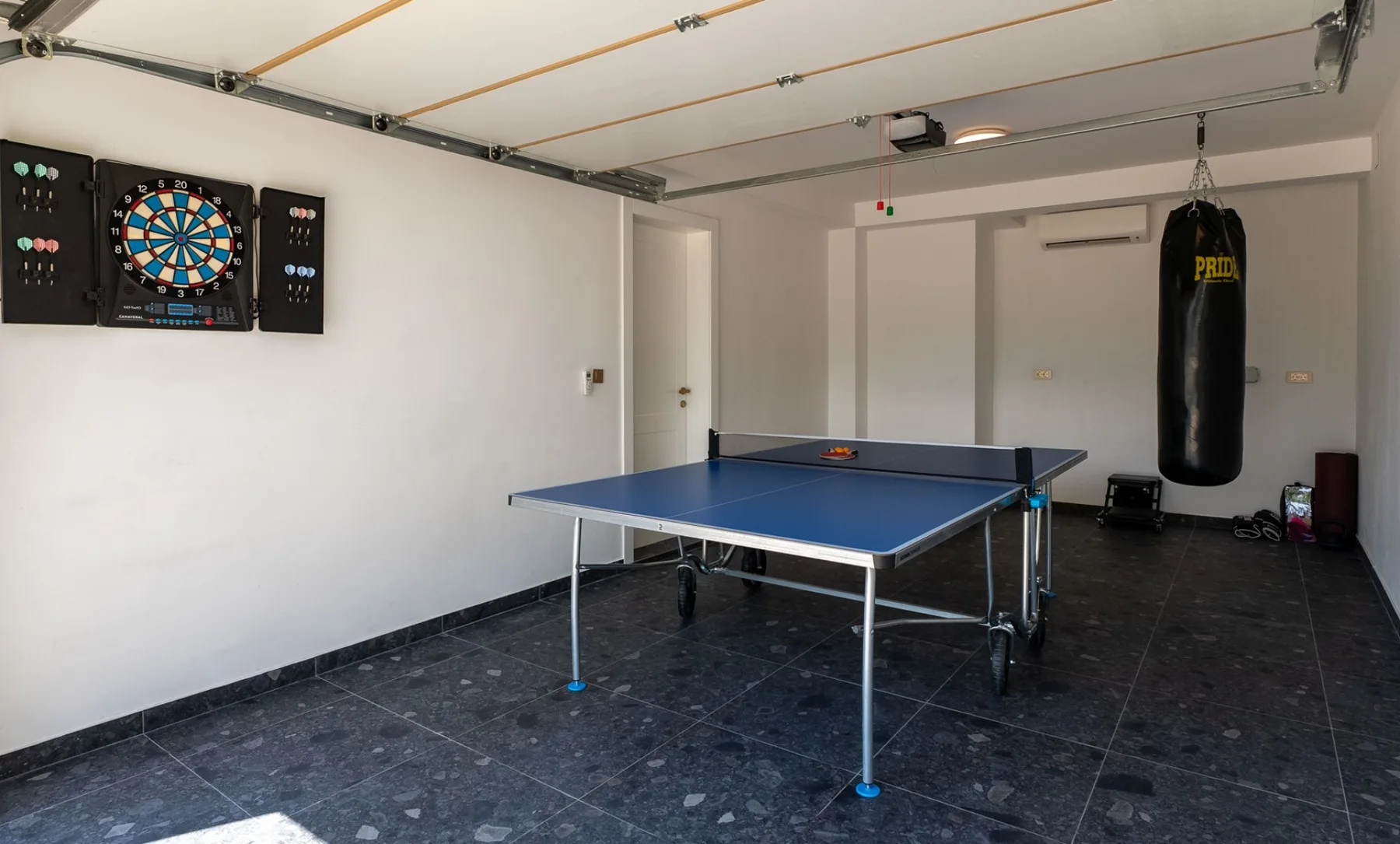 En la zona del garaje hay una mesa de ping-pong y una pelota de pilates, a las que se puede acceder tanto desde el interior como desde el exterior.