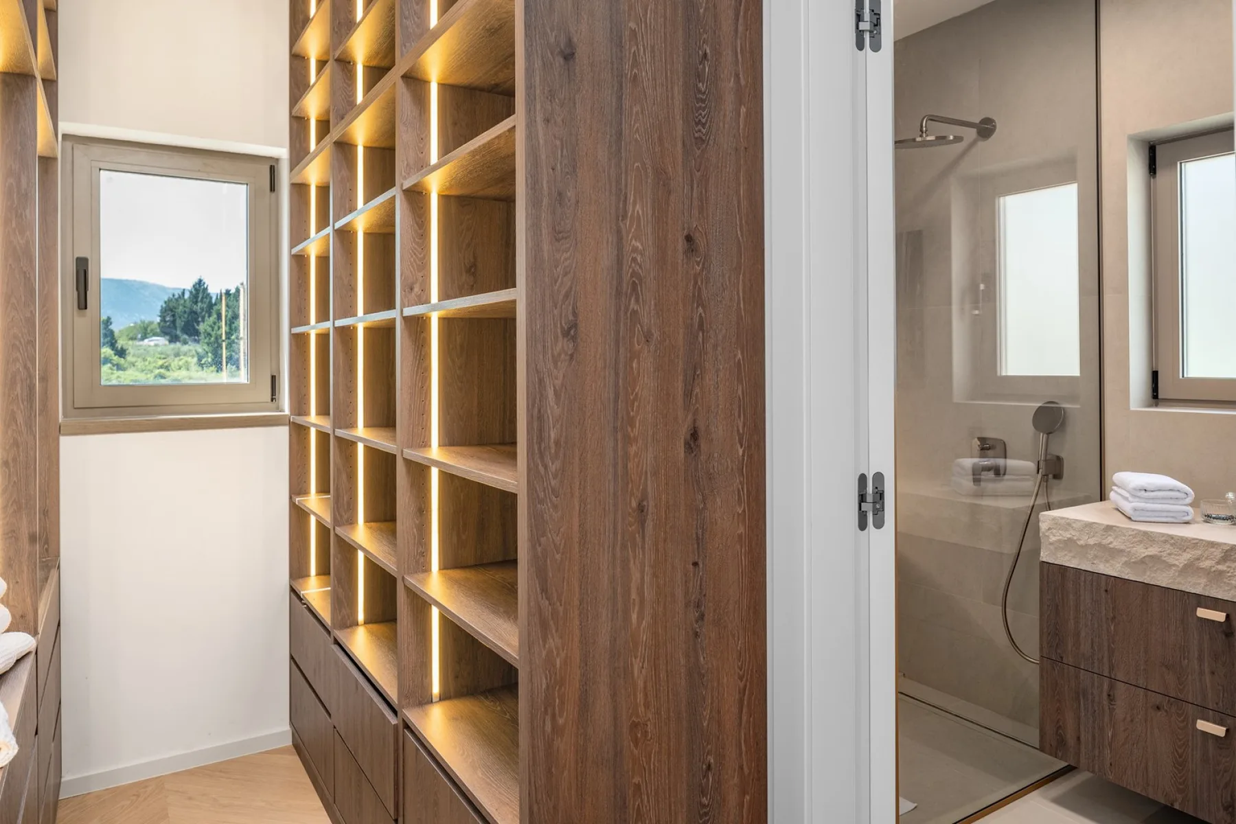 El dormitorio principal n.º 1 está equipado con aire acondicionado, vestidor y baño privado