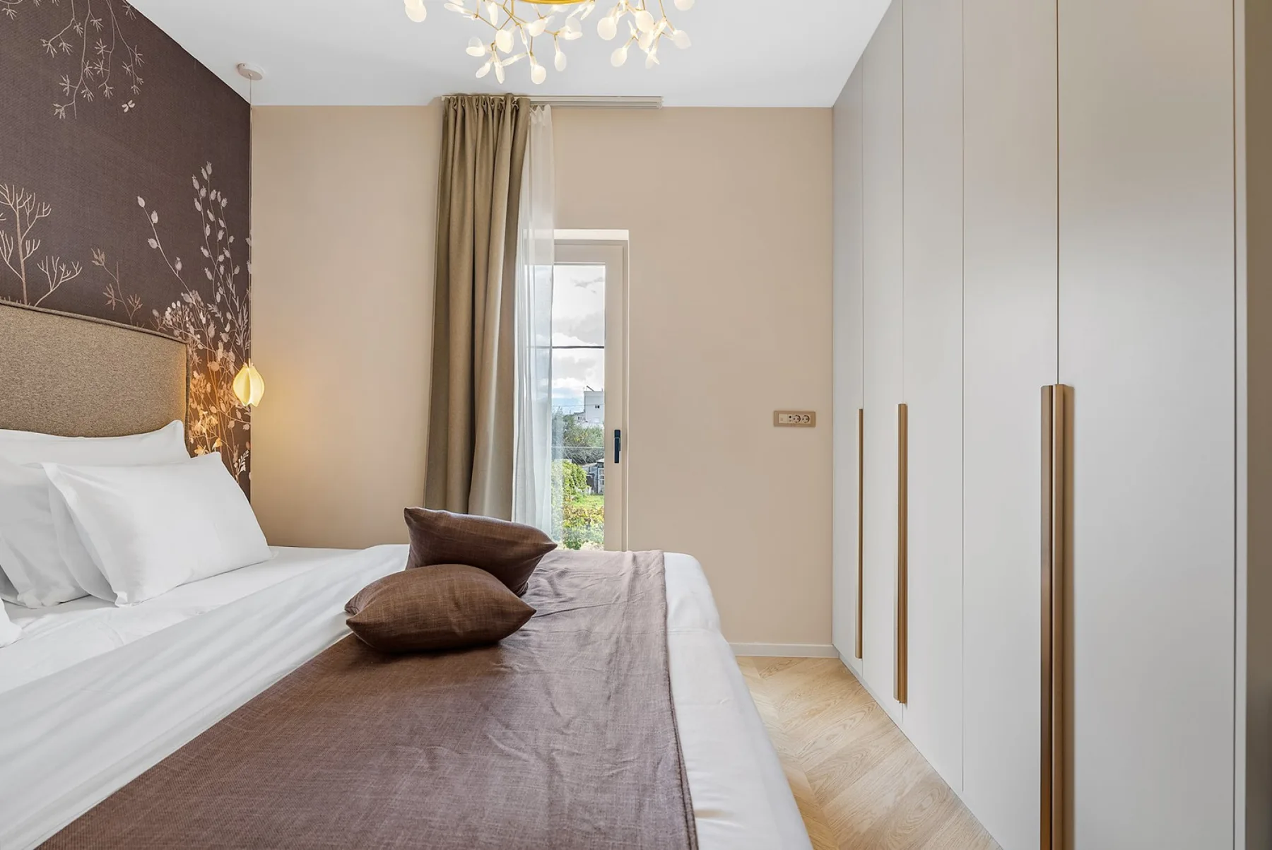 Bedroom No3 is equipped with an air conditioning and offers neighborhood views