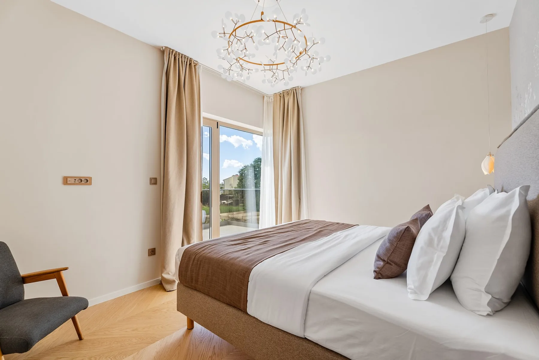 Master bedroom No1 has a king-size bed measuring 180 cm x 200 cm